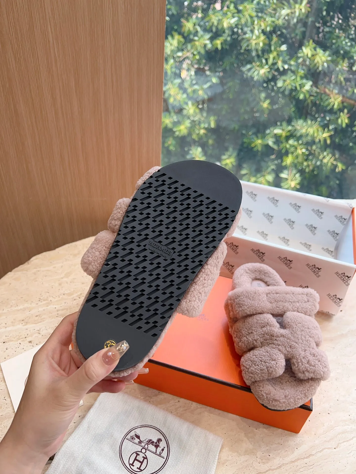 👟👟Ex-factory price 500👟👟 (Top version) Hermes Hermès Second Uncle Fur Slippers Can be made without standard: [Note: No standard needs to be customized] In 2024, the official website and Xiaohongshu will synchronize the latest color matching Hermès hot models, upgraded workmanship, high quality! Fashionable small wool H-slip autumn and winter style flat-soled wool mop. Fabric: Imported lamb's roll real wool. Lining: Imported lamb's roll real wool. Outsole: Genuine leather outsole. Size: 35-43, [Note: 41, 42, 43 customized]